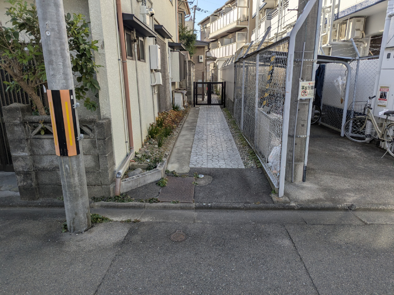 道路から奥まっている