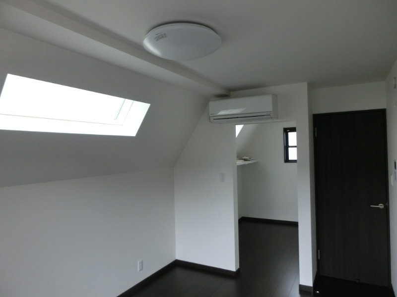 壁が斜めになっている部屋