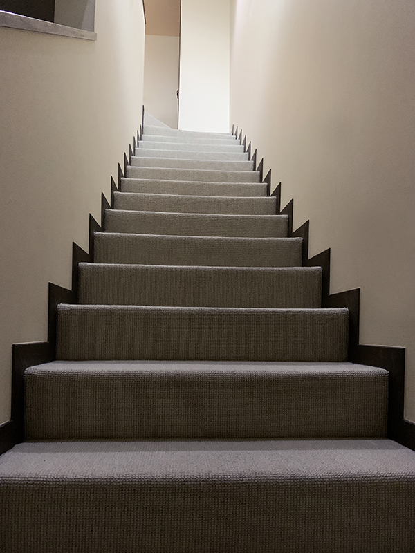 カーペット張りの階段