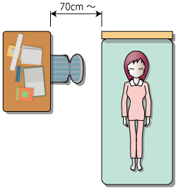 机とベッドの間隔