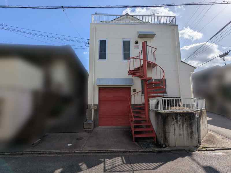 シャッターの色が赤い家