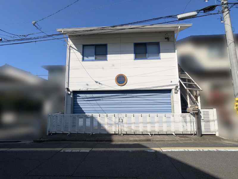 シミュラクラ現象で笑顔に見える家