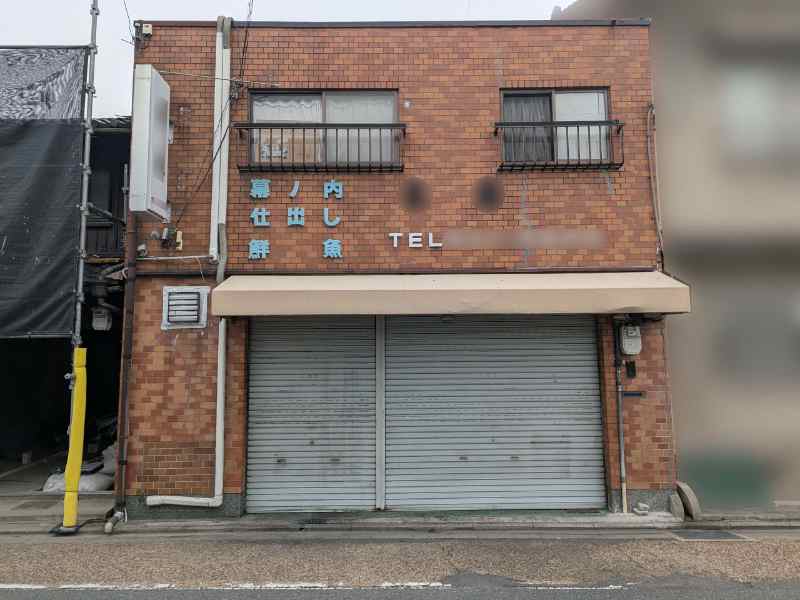 シミュラクラ現象で泣き顔に見える家