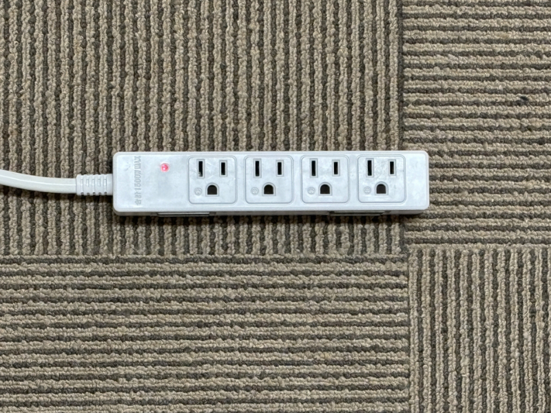 人の顔に見えてしまう電源タップ