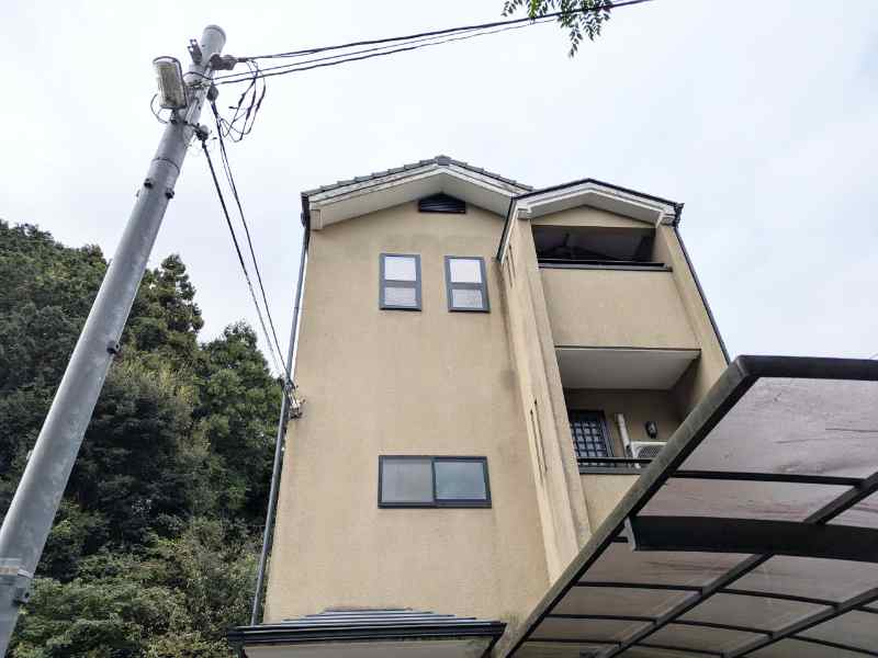 普通の家が顔に見える