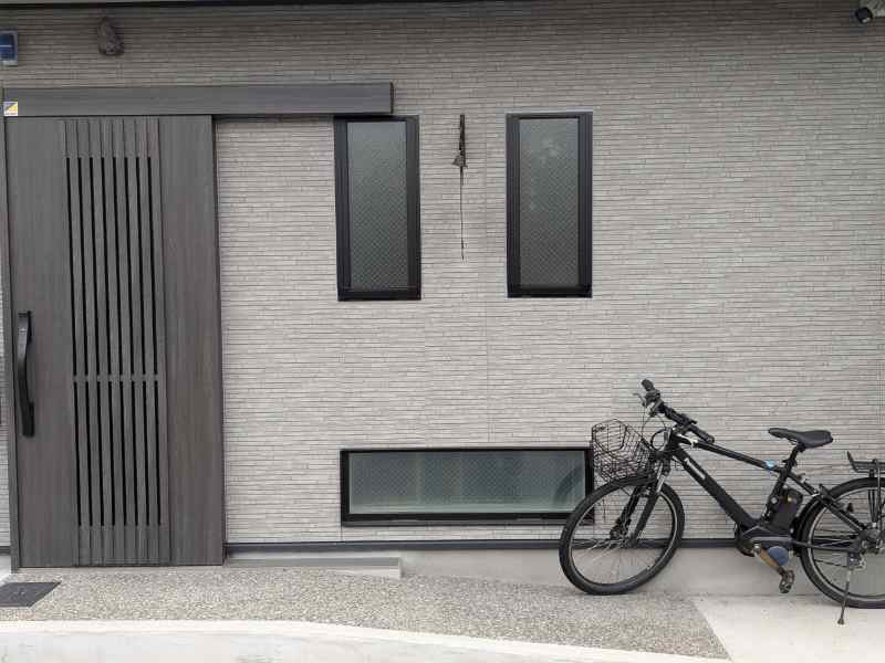 窓の位置を綺麗に揃えたけど顔になっている