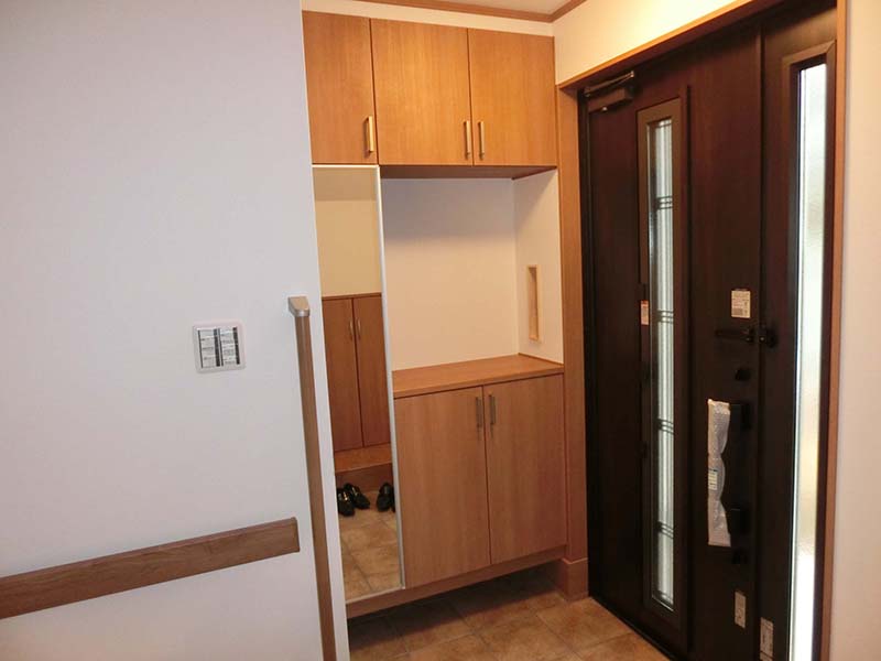 玄関収納の扉に付いている鏡