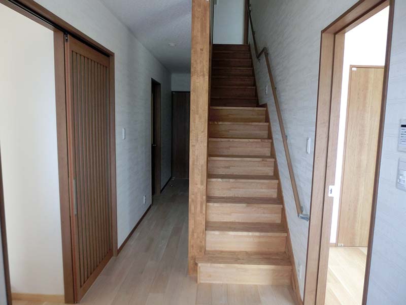 玄関からすぐの階段