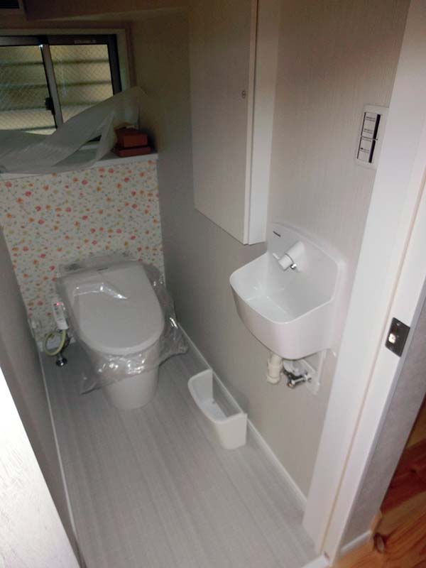 階段下のトイレ