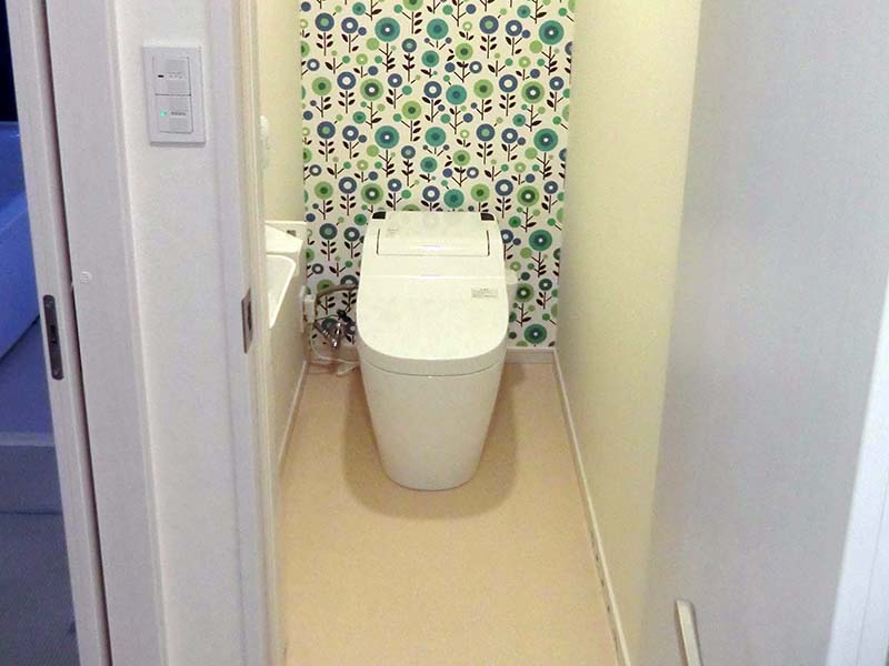 家の中央にあるトイレ