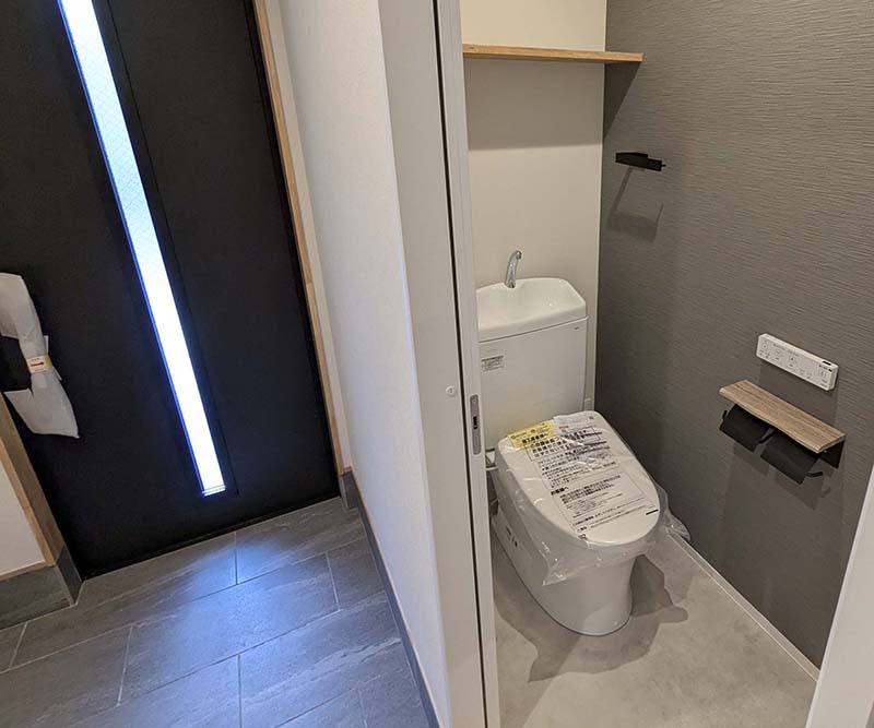 玄関横のトイレ