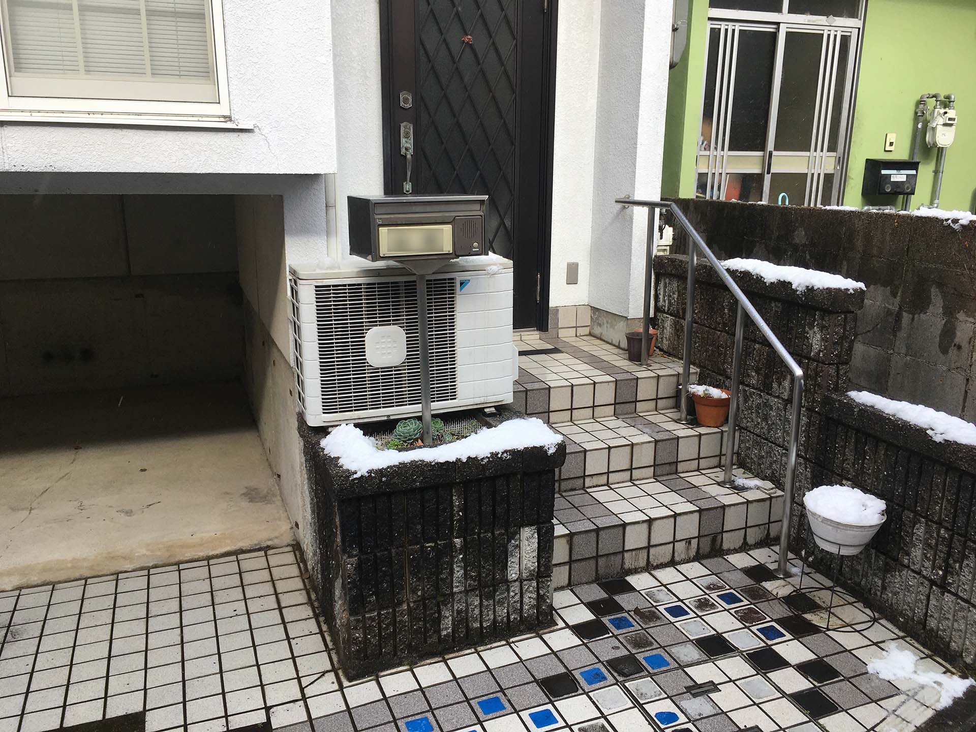 玄関横のエアコンの室外機