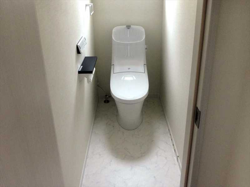 トイレの白い床材