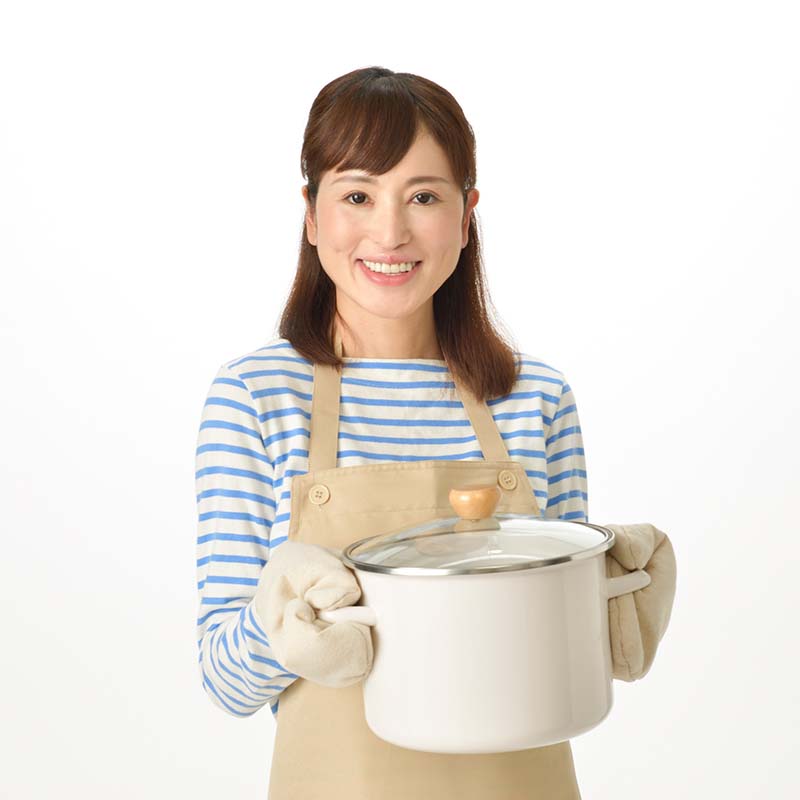 ミトンをして鍋を持つ