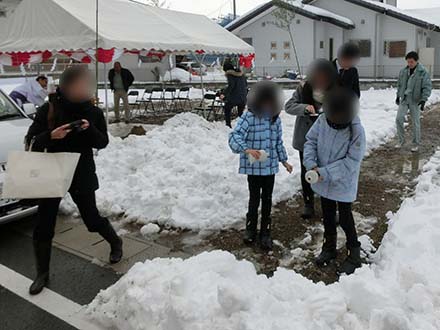 雪でぬかるんだ地面