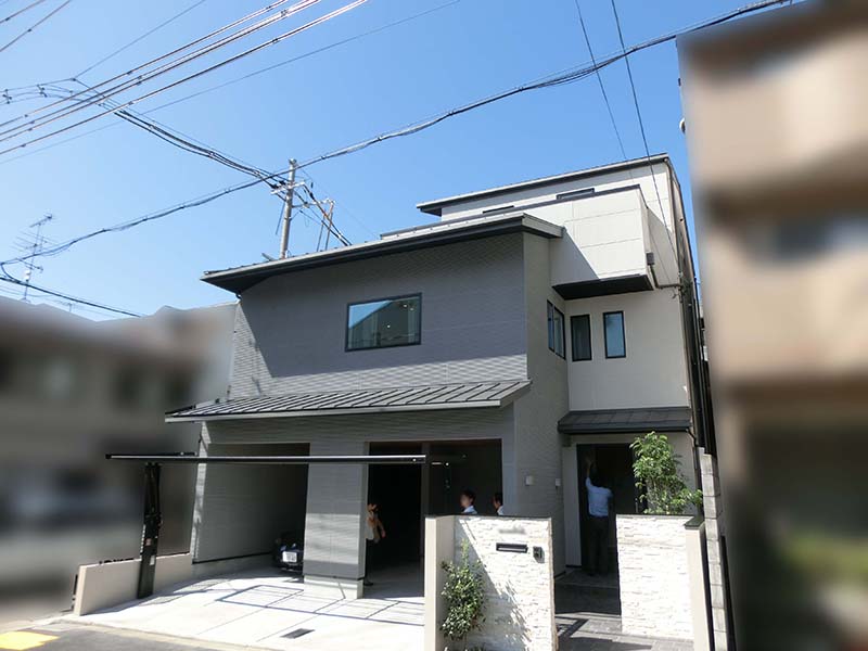 １階と２階の間に屋根がある外観