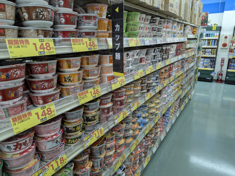 カップ麵の売り場