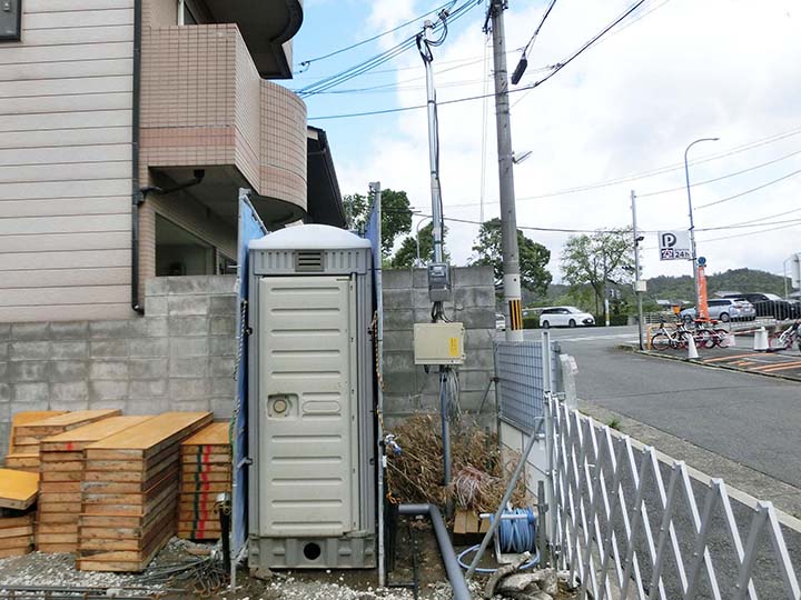 仮設のトイレと水道と電気と仮囲い